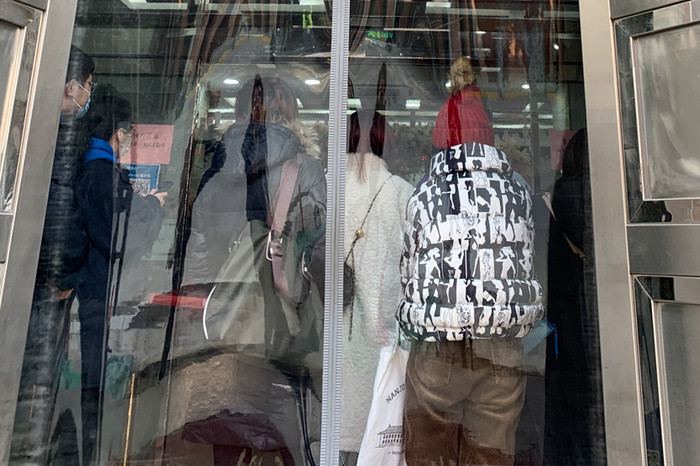 Các cặp vợ chồng Trung Quốc phải xếp hàng từ sáng sớm để mau chóng được ly hôn.