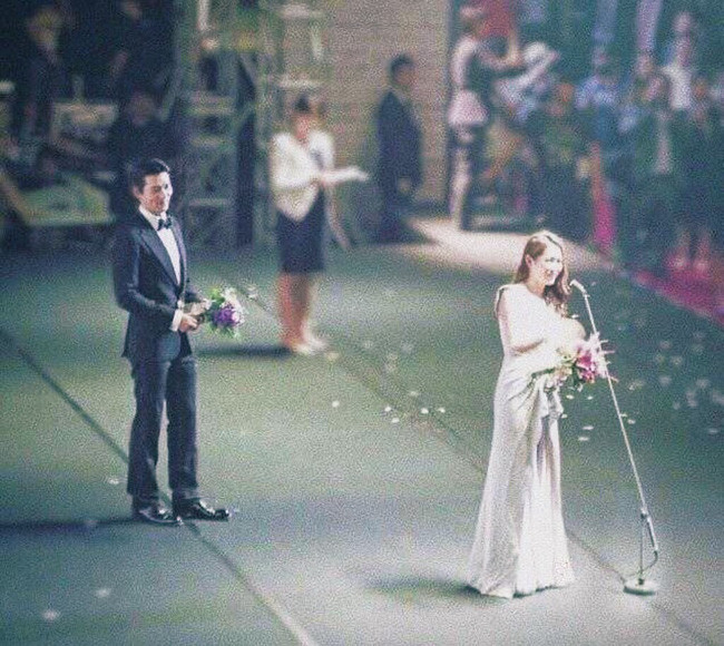 Hyun Bin đắm đuối nhìn Son Ye Jin tại lễ trao giải Producer's Choice Award Clearly hồi năm 2014