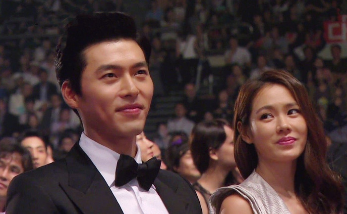 Son Ye Jin cũng dành cái nhìn tình cảm tương tự cho Hyun Bin.
