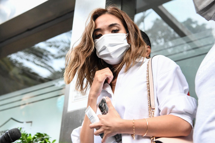 Anatasia là nạn nhân, nhưng phải đối mặt với nguy cơ ngồi tù vì luật chống nội dung khiêu dâm gây tranh cãi tại Indonesia.