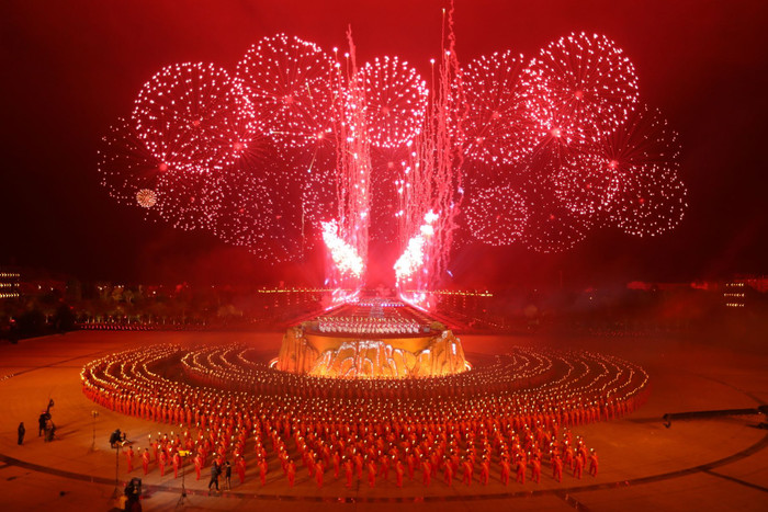 Vương Nhất Bác cực quyến rũ, đu dây thép trong màn trình diễn đỉnh cao Ảnh 1