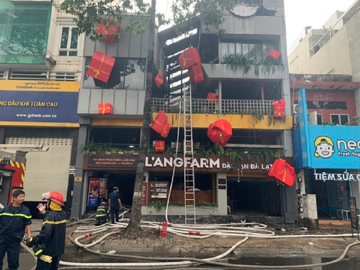 Lực lượng chức năng nhanh chóng có mặt tại hiện trường để dập lửa, tránh để lan sang các khu vực lân cận. Ảnh: Chí Thạch/Báo SGGP