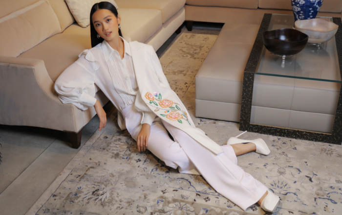 Hóa nàng Xuân quyến rũ với họa tiết bạch trà tinh khôi Ảnh 2