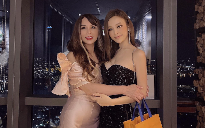 Nhan sắc cùng thân hình nóng bỏng của mẹ chồng khiến ai cũng nghĩ Huyền Baby đang chụp cùng hội chị em Ảnh 2