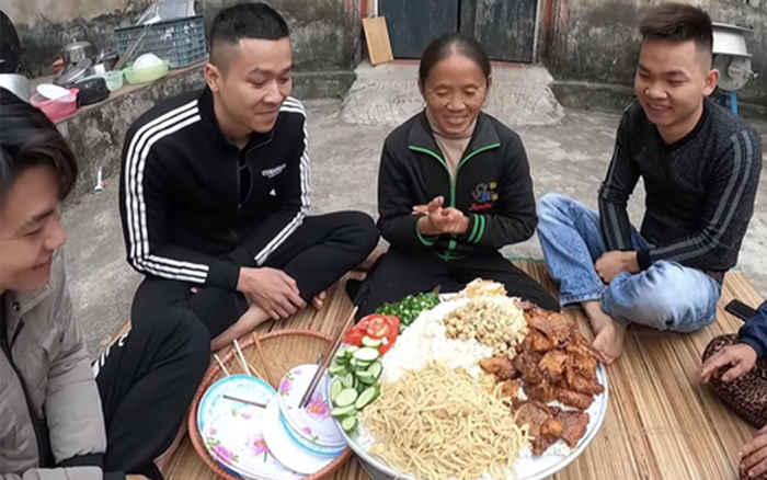 Bà Tân Vlog mắc lỗi sai khi trổ tài làm cơm tấm nhưng 'hội thưởng thức' lại khen ngon vô lí Ảnh 2