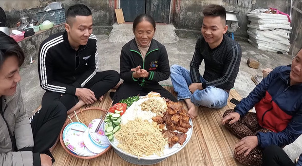 Bà Tân Vlog mắc lỗi sai khi trổ tài làm cơm tấm nhưng 'hội thưởng thức' lại khen ngon vô lí Ảnh 3