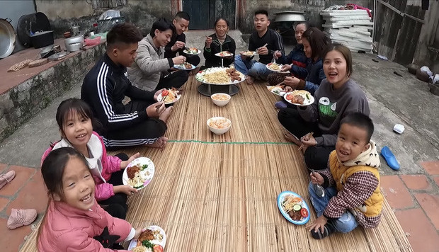 Bà Tân Vlog mắc lỗi sai khi trổ tài làm cơm tấm nhưng 'hội thưởng thức' lại khen ngon vô lí Ảnh 8