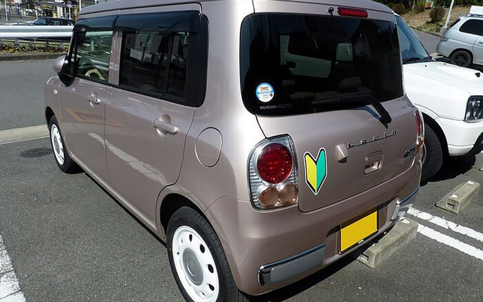 Giải mã 2 biểu tượng kì lạ thường được dán trên xe hơi ở Nhật Bản Ảnh 2