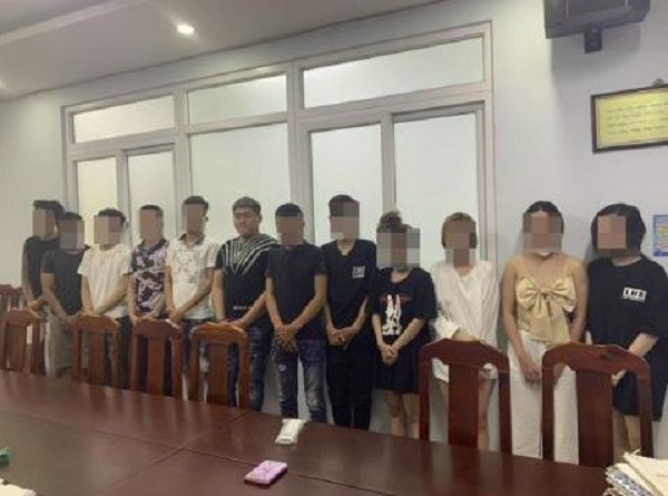 Nhóm dân chơi tại đồn cảnh sát. Ảnh Dân Việt