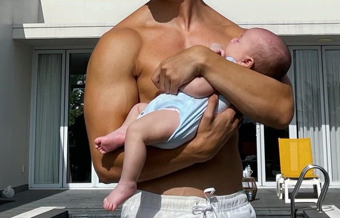 Kim Lý khoe ảnh tắm nắng cho con, ai ai cũng bất ngờ trước vẻ bụ bẫm 'cục cưng' nhà Hà Hồ Ảnh 3