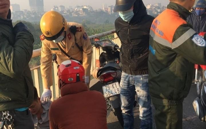 Buồn chán chuyện tình cảm, nam thanh niên định nhảy cầu Chương Dương tự tử Ảnh 2