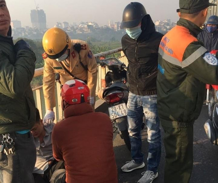 Nam thanh niên đang ôm mặt khóc trên cầu có dấu hiệu tự tử.