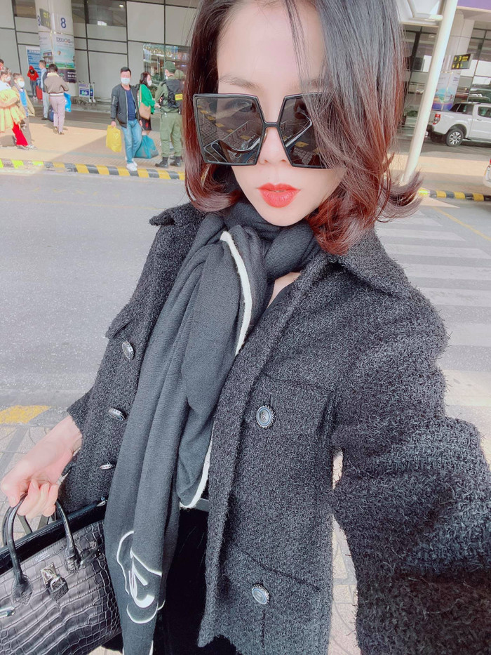 Thời tiết những ngày đầu năm trở lạnh được nữ ca sĩ U40 chưng diện trang phục ấm cúng khi ra đường