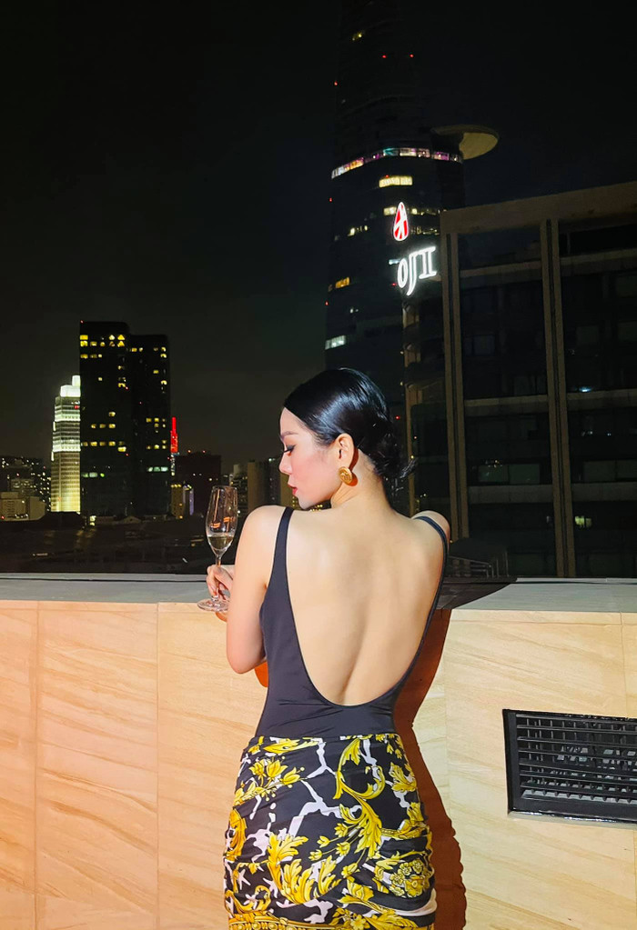 Người đẹp diện bộ cánh gợi cảm hở lưng trần bên 'tình trẻ'