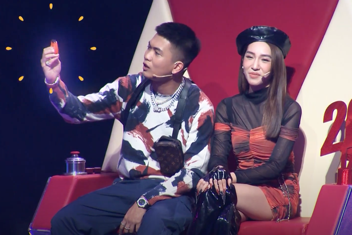 BigDaddy - Emily 'chơi lớn' cho 20 like lại còn tặng luôn đồng hồ thông minh thế này...