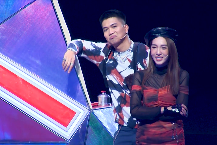 'Chơi trội' ngay tập 1 nên BigDaddy - Emily cũng trở thành đội bị chặn đầu tiên.