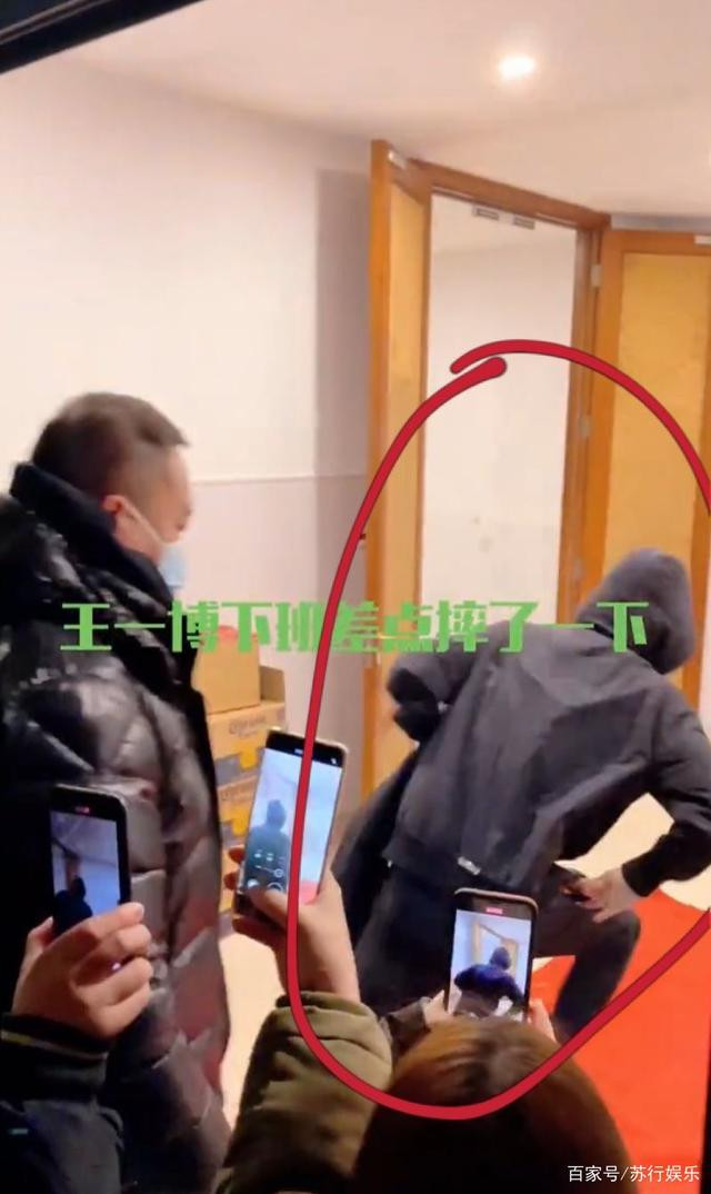 Khoảnh khắc Vương Nhất Bác thiếu chút nữa 'vồ ếch'