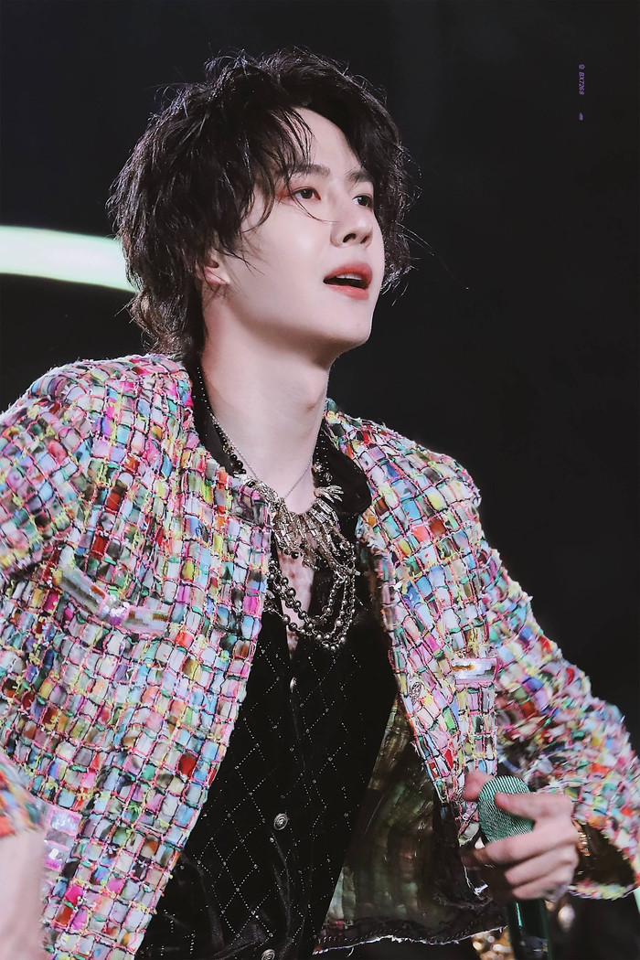 Vương Nhất Bác thiếu chút nữa vấp té vì hành động fan cuồng Ảnh 3