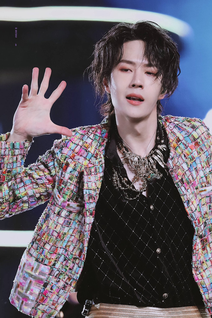 Vương Nhất Bác thiếu chút nữa vấp té vì hành động fan cuồng Ảnh 4