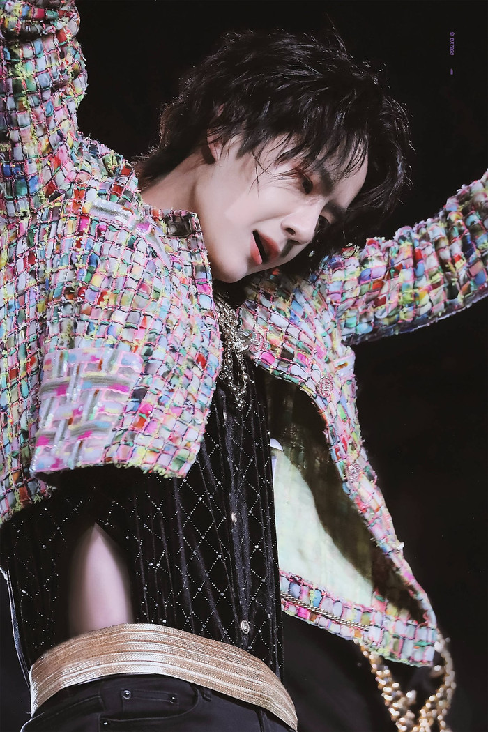 Vương Nhất Bác thiếu chút nữa vấp té vì hành động fan cuồng Ảnh 5