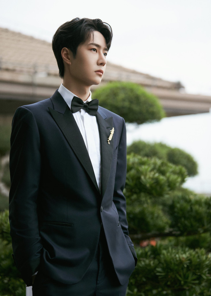 Vương Nhất Bác thiếu chút nữa vấp té vì hành động fan cuồng Ảnh 9