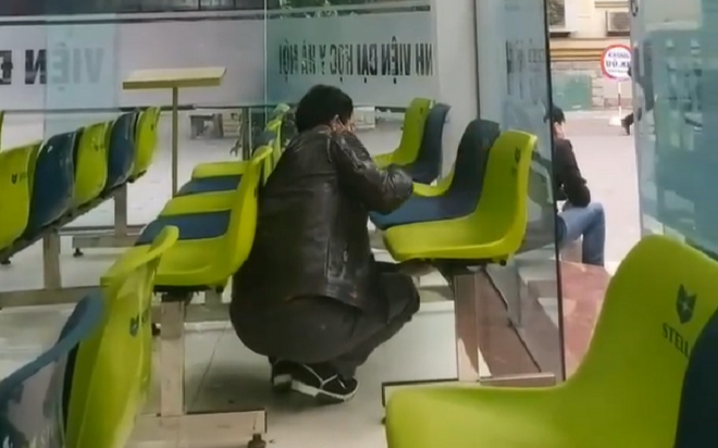 Clip: Trong lúc ngồi chờ tới lượt khám bệnh, ông bố có hành động bất ngờ khiến cô con gái 'nở mày nở mặt' Ảnh 2