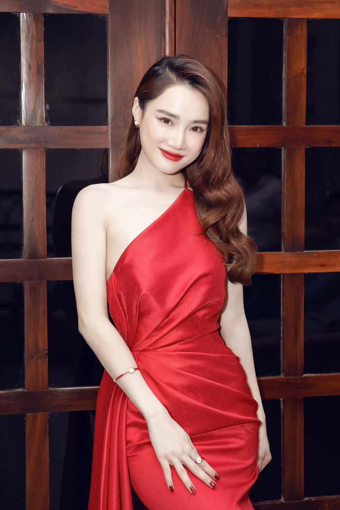 Nhã Phương vô cùng xinh đẹp khi chọn cho mình gam màu đỏ cho trang phục đầu năm của mình