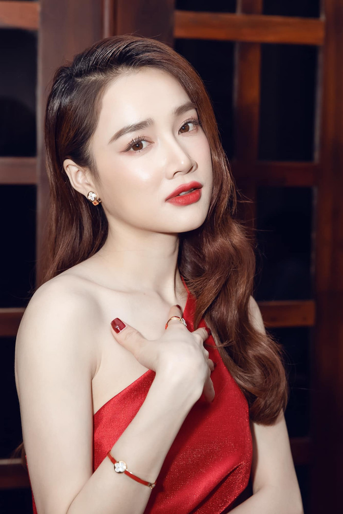 Gam màu đỏ xuyệt tông từ makeup đến phụ kiện vô cùng 'ăn rơ' với bộ váy tinh tế mà vợ Trường Giang mặc trên người 