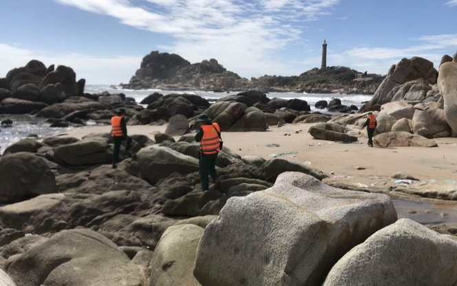 Tắm biển ngày đầu năm, 2 du khách bị sóng cuốn mất tích Ảnh 2