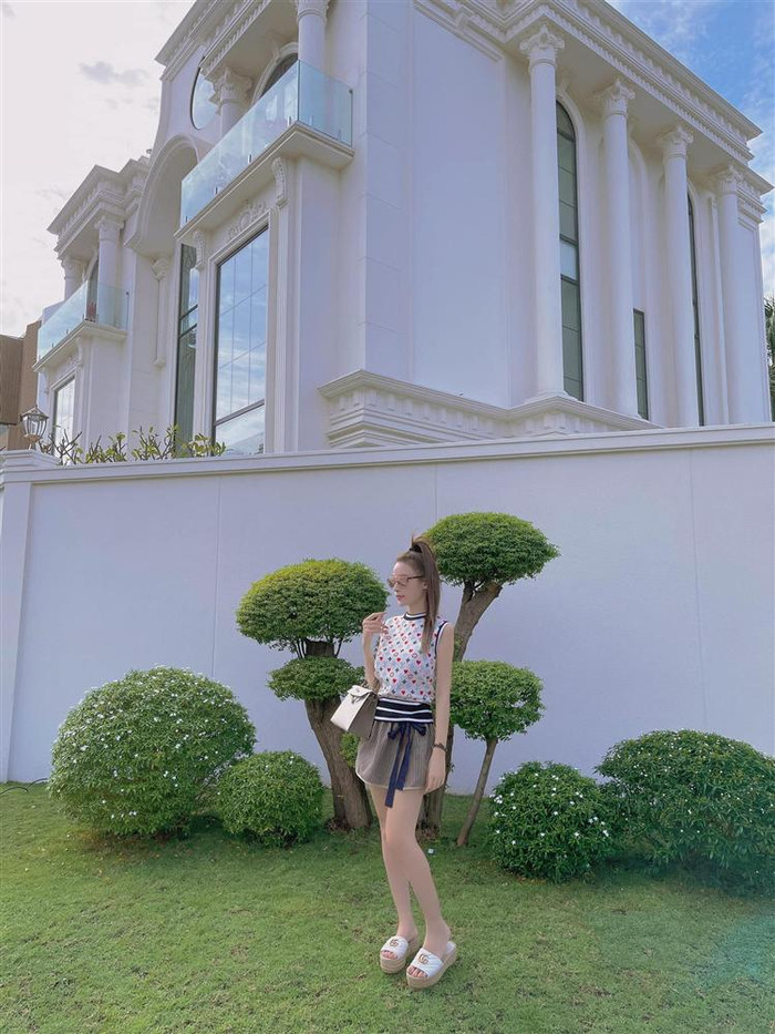 Đăng bức ảnh với nội dung chào mừng năm mới, thế nhưng hậu cảnh phía sau mới là điều khiến dân tình phải trầm trồ