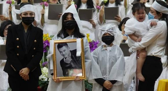 Nghẹn ngào khoảnh khắc con gái Vân Quang Long hát tiễn biệt cha lần cuối tại Mỹ Ảnh 1