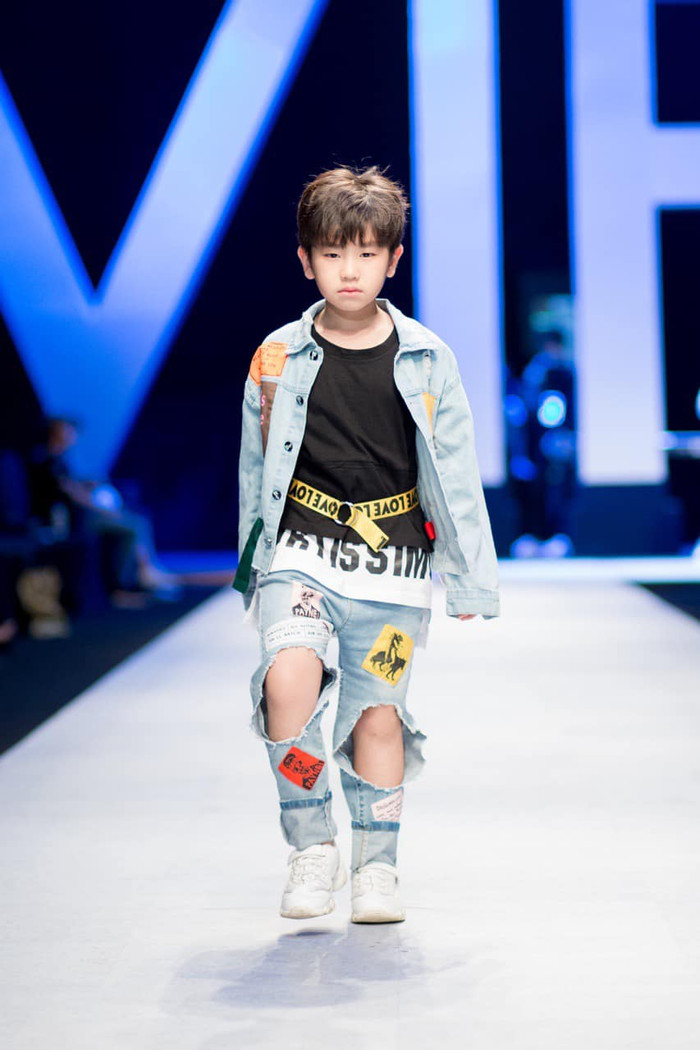 'Hoàng tử mắt hí' Đăng Bách: Fan cứng của Vũ Cát Tường, đàn hay nhảy đẹp lại còn làm mẫu nhí cực ngầu Ảnh 4