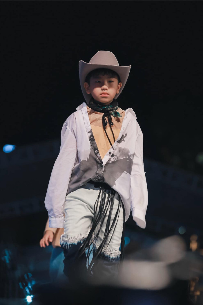 'Hoàng tử mắt hí' Đăng Bách: Fan cứng của Vũ Cát Tường, đàn hay nhảy đẹp lại còn làm mẫu nhí cực ngầu Ảnh 6