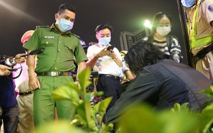 Vợ bỏ đi lấy chồng, người đàn ông uống 50 lon bia và 7 lít rượu rồi cố tình vi phạm để CSGT bắt giữ Ảnh 2