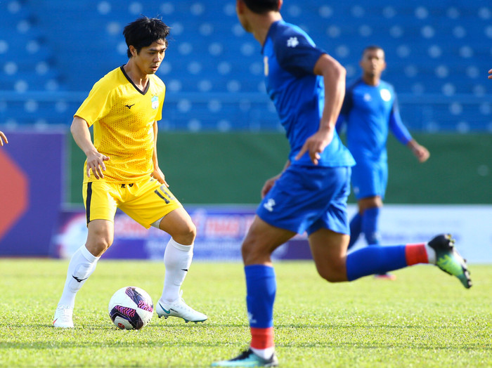 Công Phượng bỏ lỡ một số cơ hội ngon ăn trong trận HAGL hòa Nam Định 1-1 chiều 3/1. Ảnh: Zing.