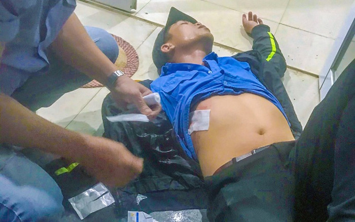 Đang làm việc, nhân viên bảo vệ trạm thu phí bị đâm trúng ngực trọng thương Ảnh 2