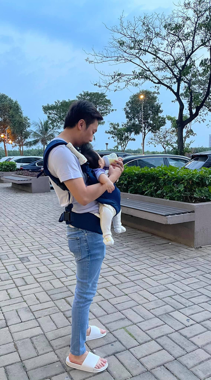 Cường Đô La khoe ảnh vừa địu con vừa cho con bú ra dáng ông bố bỉm sữa chính hiệu