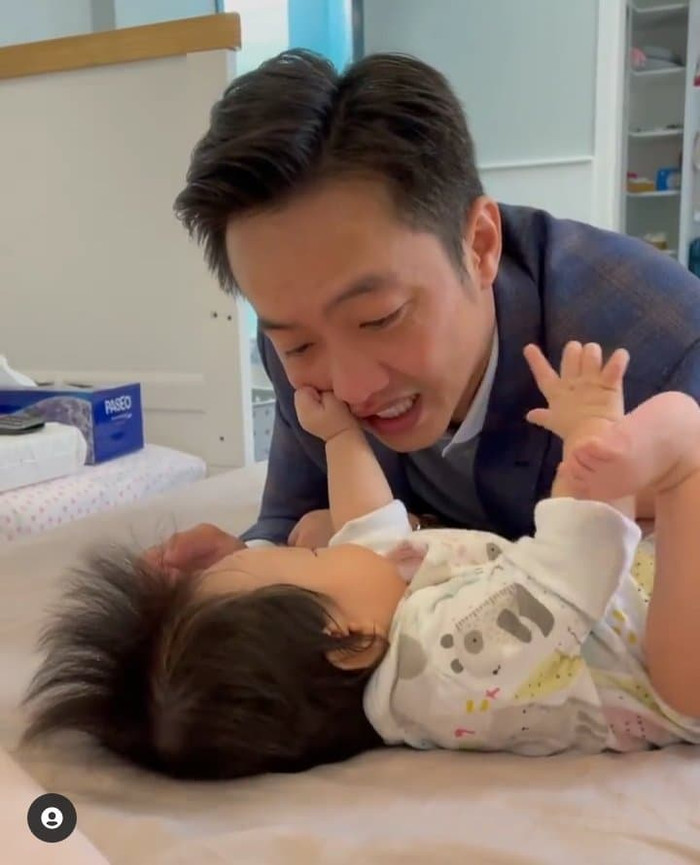 Trước đó nam doanh nhân thường xuyên khiến dân tình trầm trồ vì chăm con quá khéo