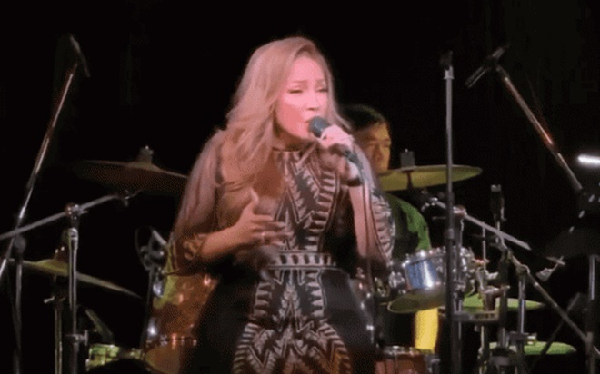 Không thể dự đám tang ở Mỹ, Thanh Hà gây xúc động khi hát tưởng niệm cố nhạc sĩ Lam Phương từ Việt Nam Ảnh 2