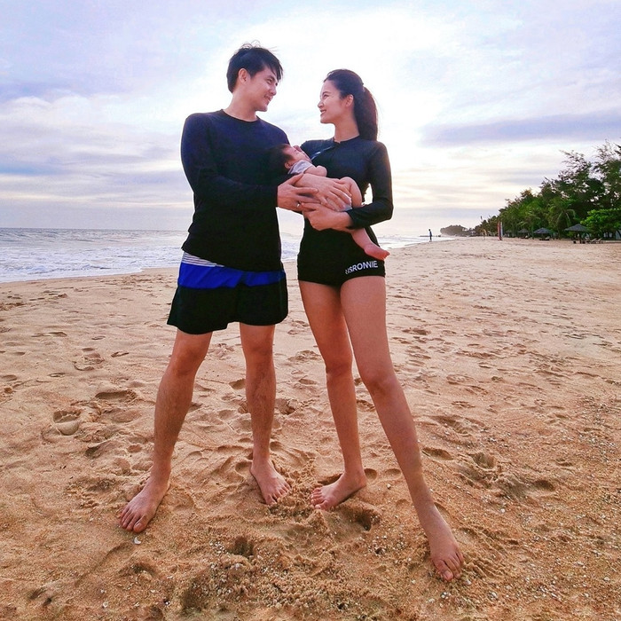 Đông Nhi - Ông Cao Thắng hạnh phúc đưa con gái đi biển.