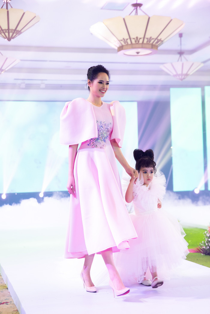 Trước khi lên sàn diễn cô không kịp ăn gì  nhưng vẫn cố hoàn thành vai trò first-face một cách trọn vẹn