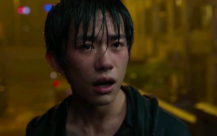 Dịch Dương Thiên Tỉ dầm mưa suốt 8 tiếng đồng hồ để quay Tặng bạn một đóa hoa nhỏ màu đỏ Ảnh 2