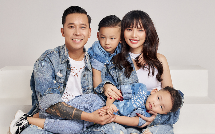 Lê Hoàng (The Men) tình tứ bên bà xã xinh đẹp, khoe hai con trai kháu khỉnh nhân dịp năm mới Ảnh 2