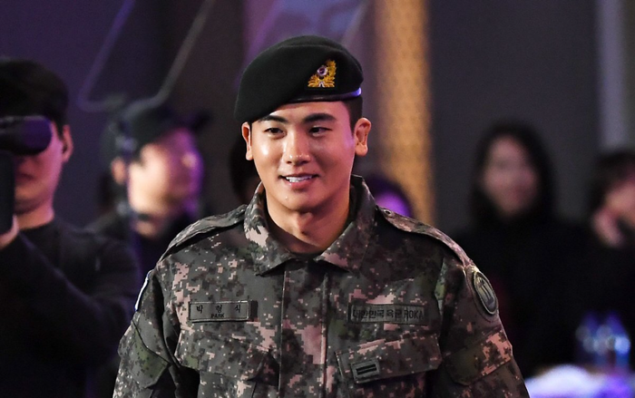 Sau Lee Jong Suk, Park Hyung Sik xuất ngũ hôm nay (04/01) Ảnh 2
