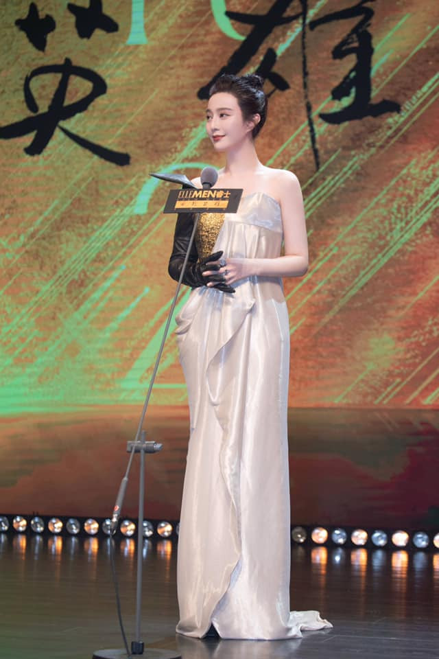 Trang phục mà mỹ nhân Hoa Ngữ diện vừa có sự nữ tính lẫn cá tính xen kẽ nhau 