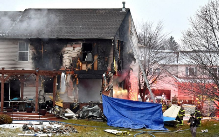 Nhà cháy rụi sau khi bị máy bay đâm trúng, 5 người thoát chết một cách ngoạn mục Ảnh 2