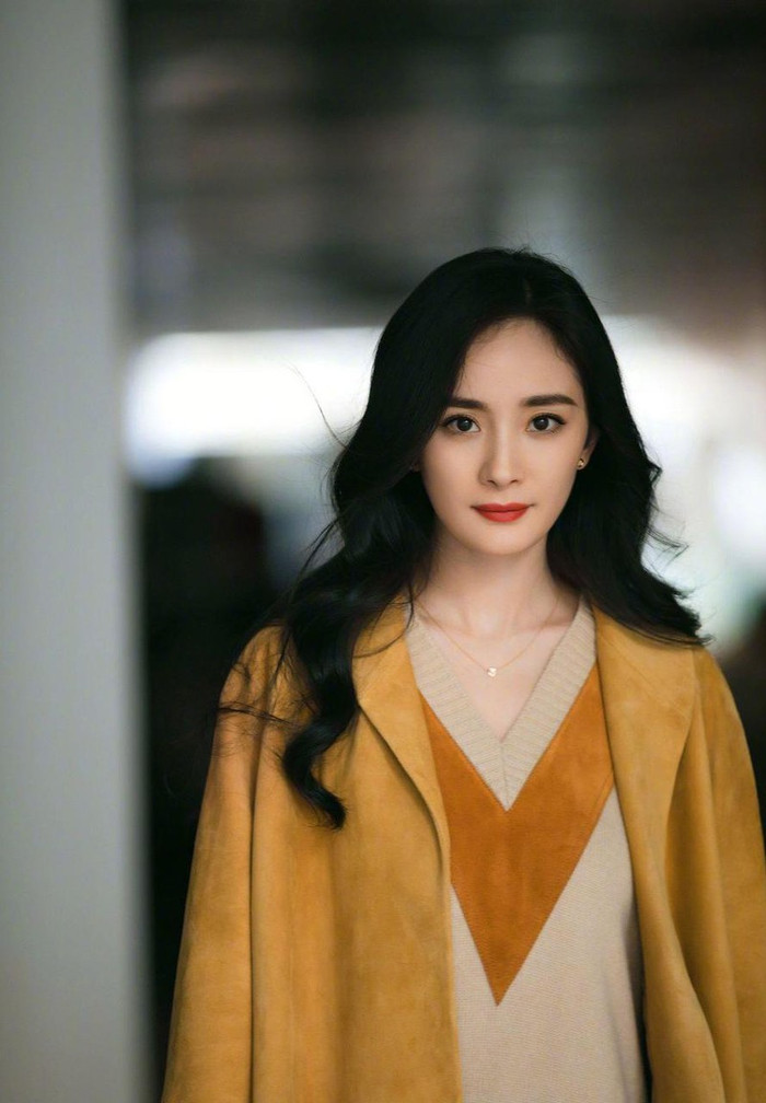 Một năm vắng bóng trên màn ảnh vì không có tác phẩm nào ra mắt, nhưng Dương Mịch vẫn duy trì được sức nóng tên tuổi của mình với những sự kiện, quảng cáo. 