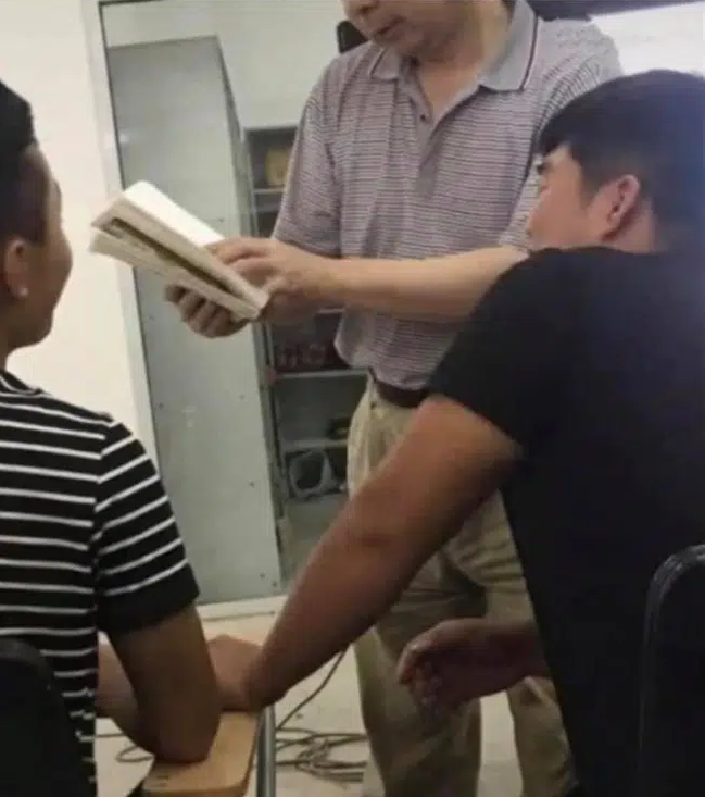 Thoạt nhìn thì trông chẳng có gì, thế nhưng điều bí ẩn thì lại đang được che giấu phía sau quyển sách