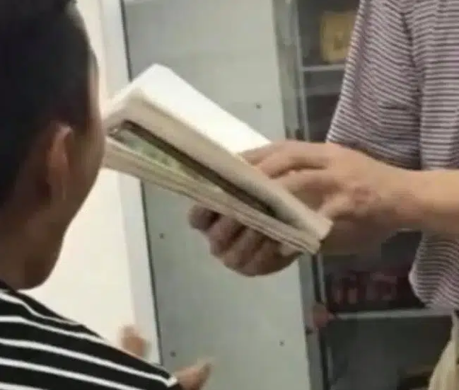 Qả là tình huống này khiến hai cậu học trò muốn 'rớt tim' ra ngoài mà!