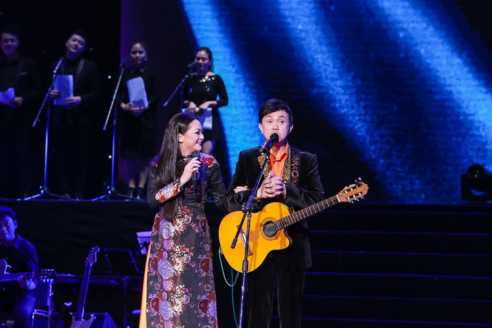 Ca sĩ Như Quỳnh và nghệ sĩ Chí Tài trong liveshow của Như Quỳnh diễn ra tại Hà Nội năm 2018.